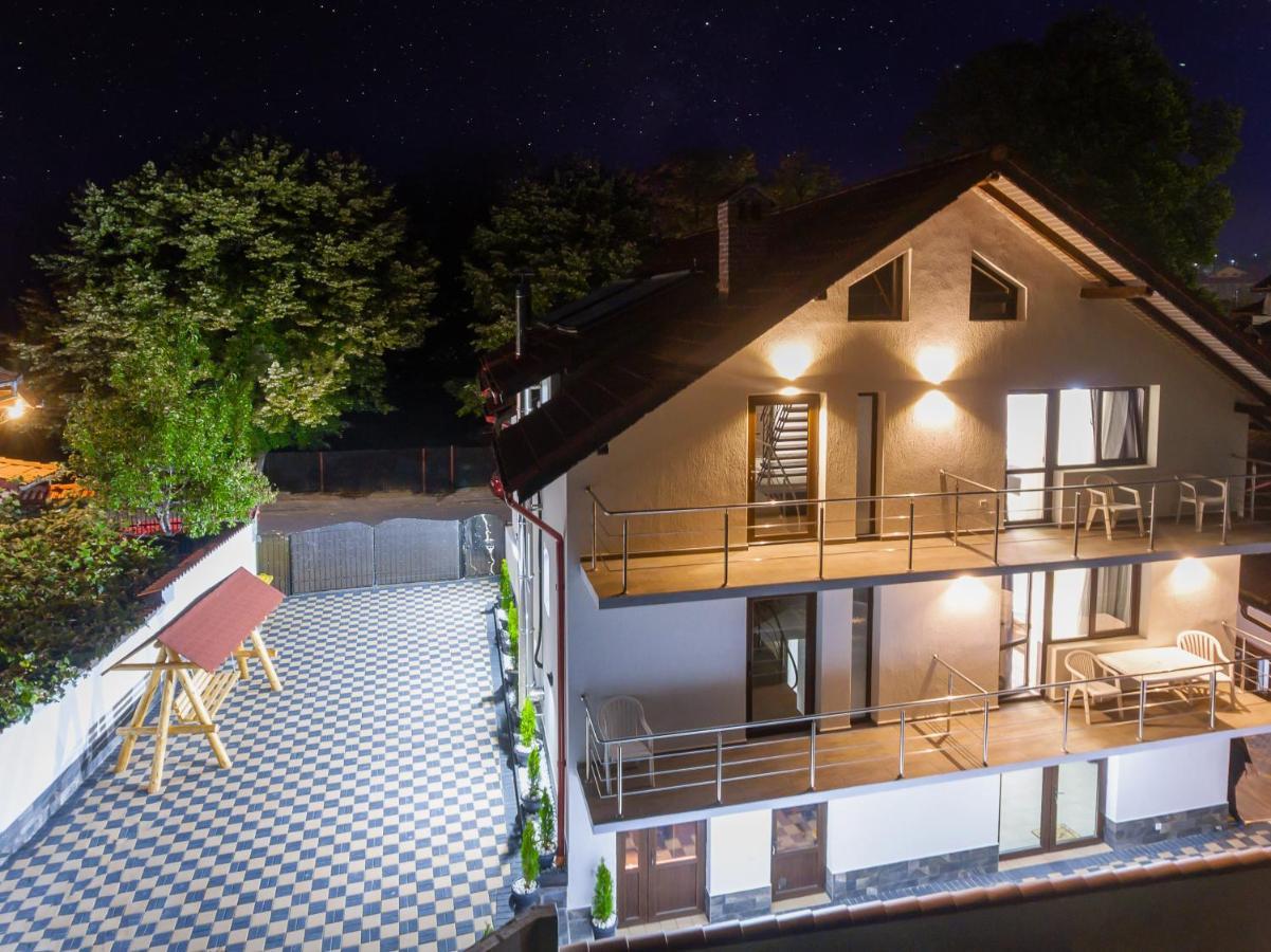 Hotel Pensiunea D & Ylan Novaci-Străini Zewnętrze zdjęcie
