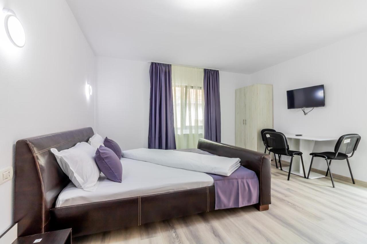 Hotel Pensiunea D & Ylan Novaci-Străini Zewnętrze zdjęcie