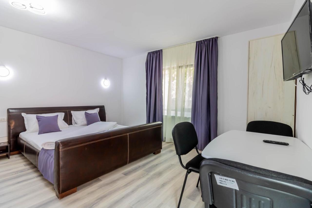 Hotel Pensiunea D & Ylan Novaci-Străini Zewnętrze zdjęcie