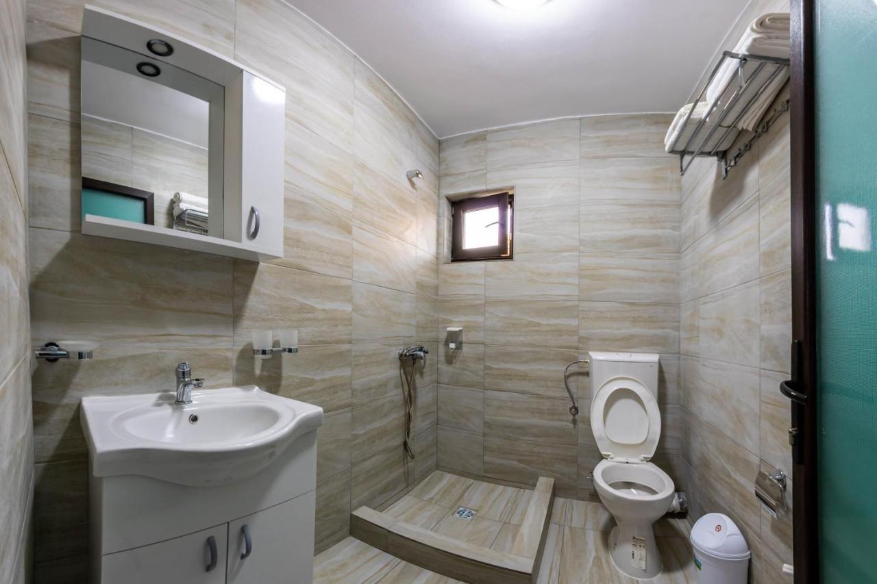 Hotel Pensiunea D & Ylan Novaci-Străini Zewnętrze zdjęcie