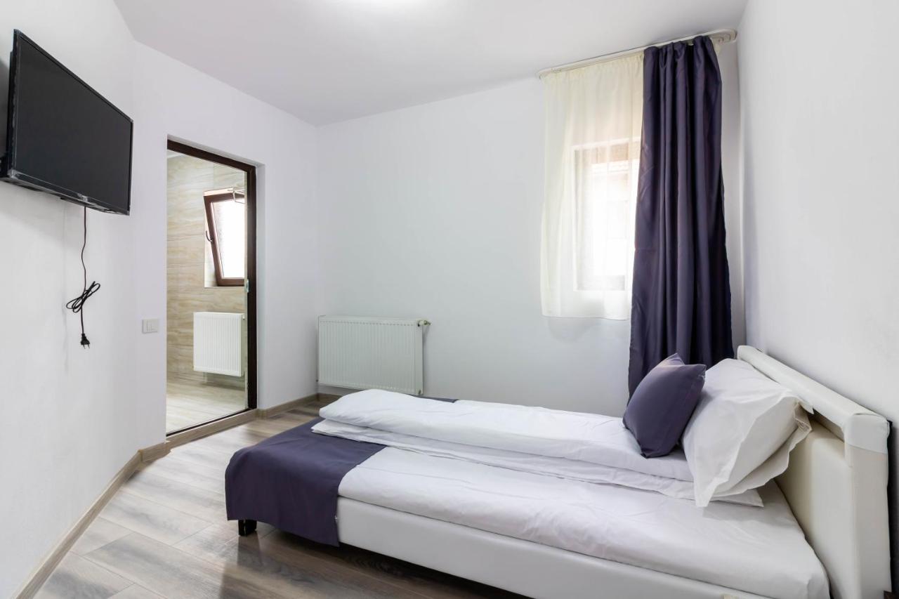 Hotel Pensiunea D & Ylan Novaci-Străini Zewnętrze zdjęcie