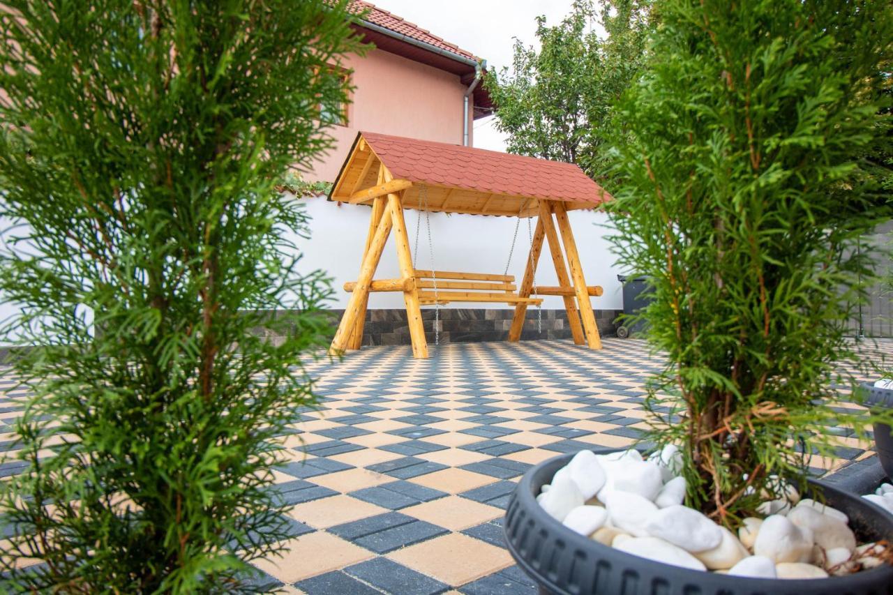 Hotel Pensiunea D & Ylan Novaci-Străini Zewnętrze zdjęcie