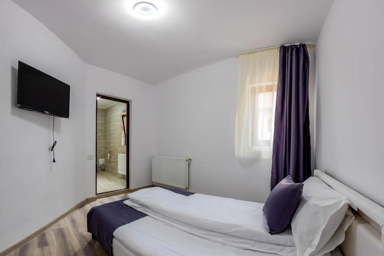 Hotel Pensiunea D & Ylan Novaci-Străini Zewnętrze zdjęcie
